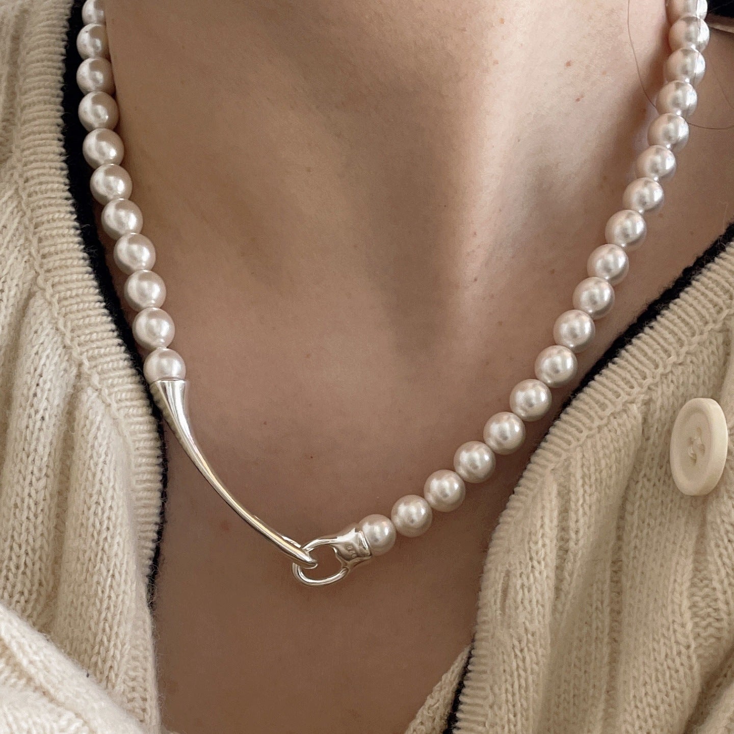 Women Elegant Round Shell Pearls Silver Necklace